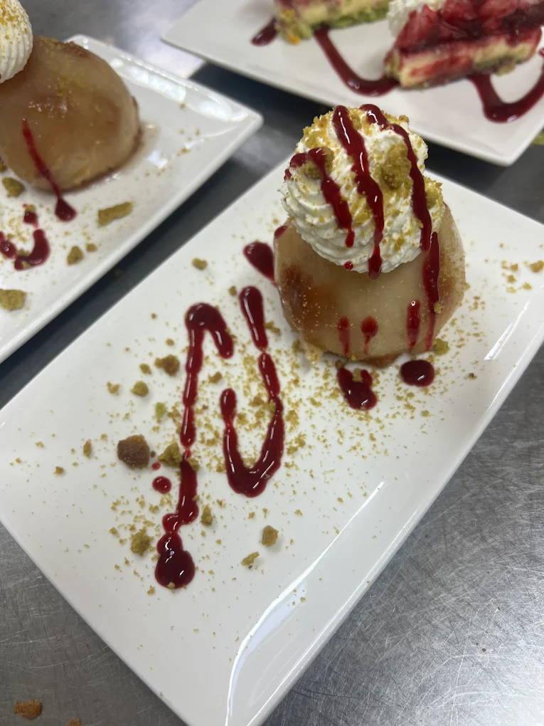 Baba nappé, chantilly et coulis de fruits rouges