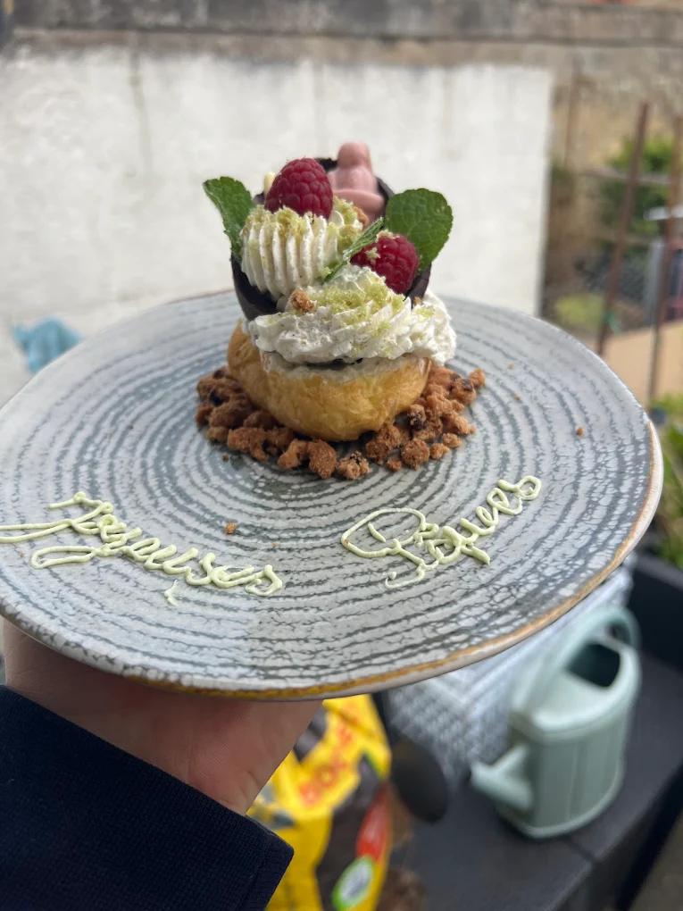 Choux garni, framboises, pistache et menthe