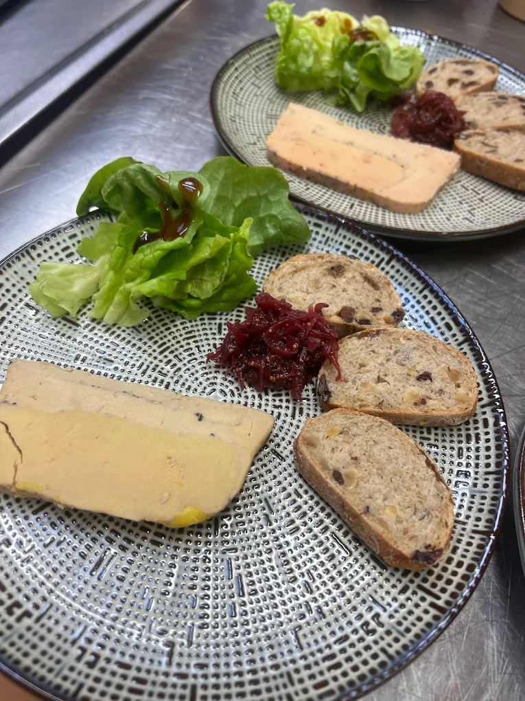 Foie gras maison, pain aux noix, confit d'oignon et salade