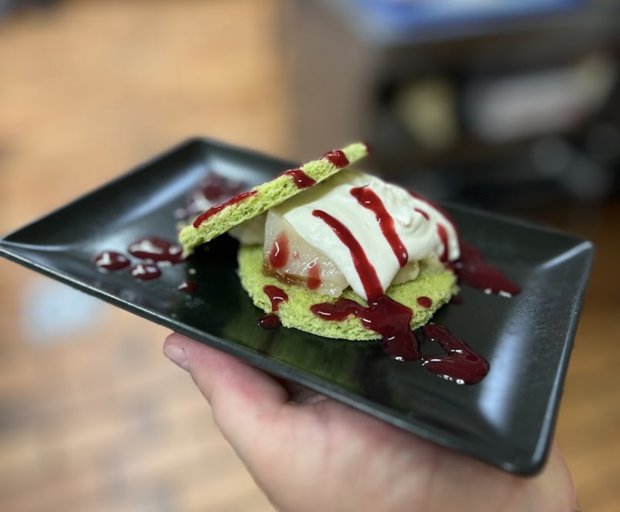 Biscuit pistache, crème montée et coulis de fruits rouges